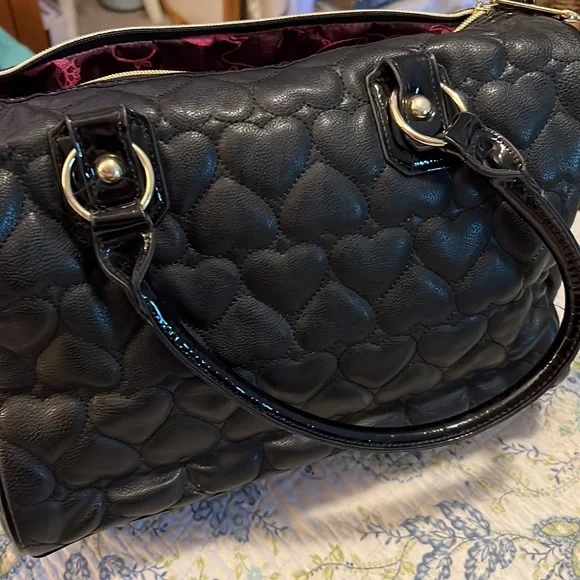 Betsy Johnson black bag with hearts - Picture 2 of 4